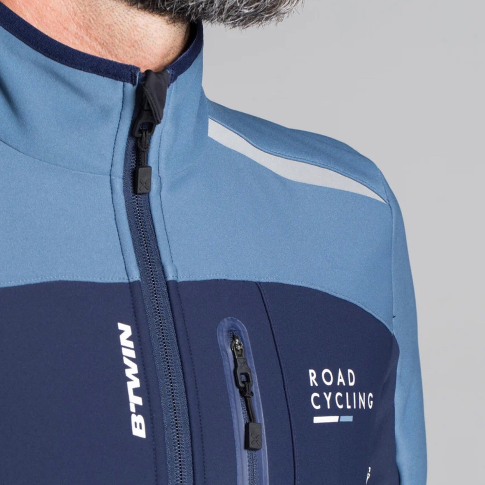 Coat/jacket colored navy. Navy/blue color.